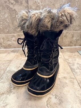 Sorel Black Joan of Arc Fur-Lined Boot (Women’s 8)